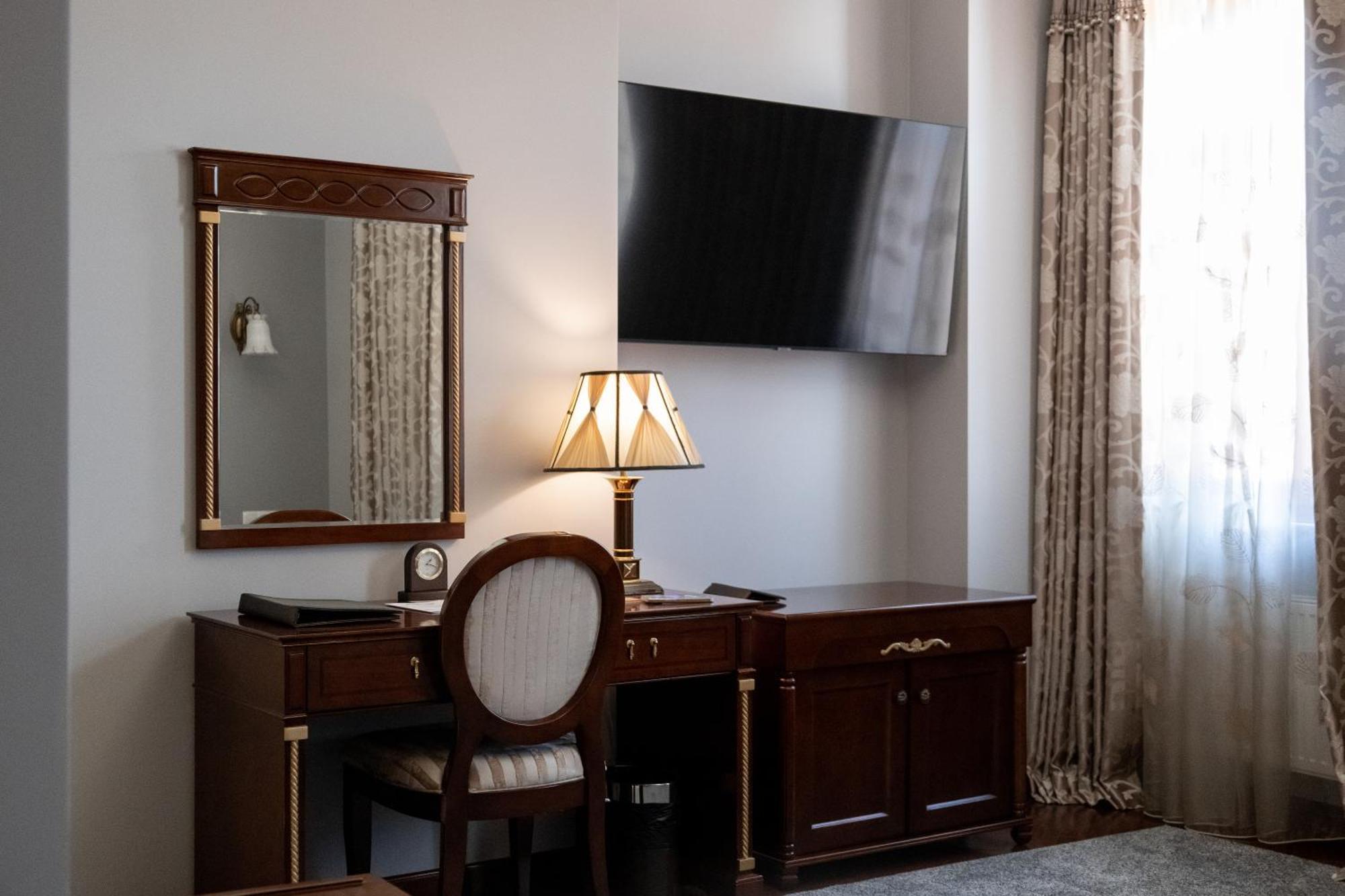 Allureinn Hotel And Spa 切尔诺夫策 外观 照片
