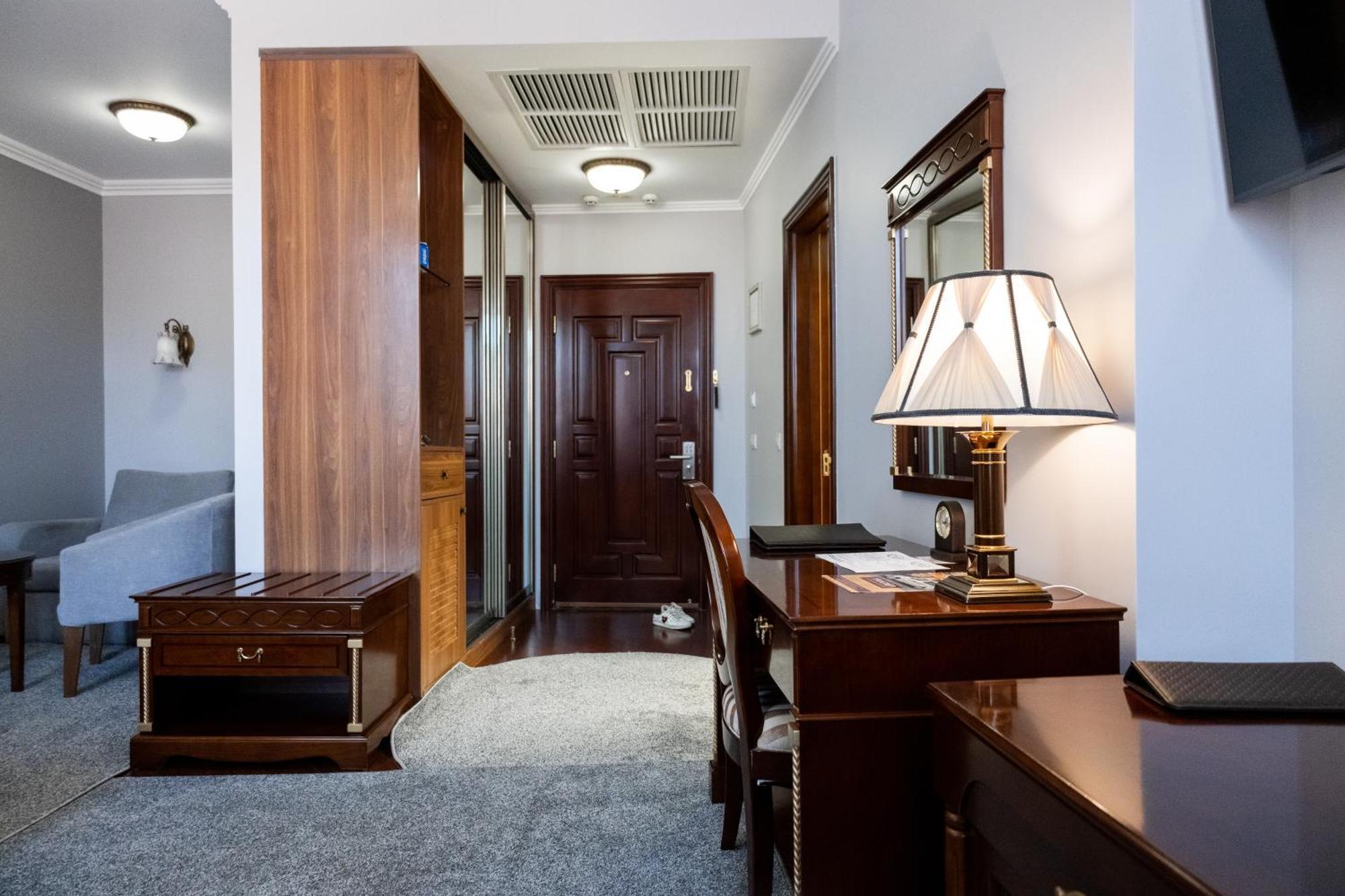 Allureinn Hotel And Spa 切尔诺夫策 外观 照片