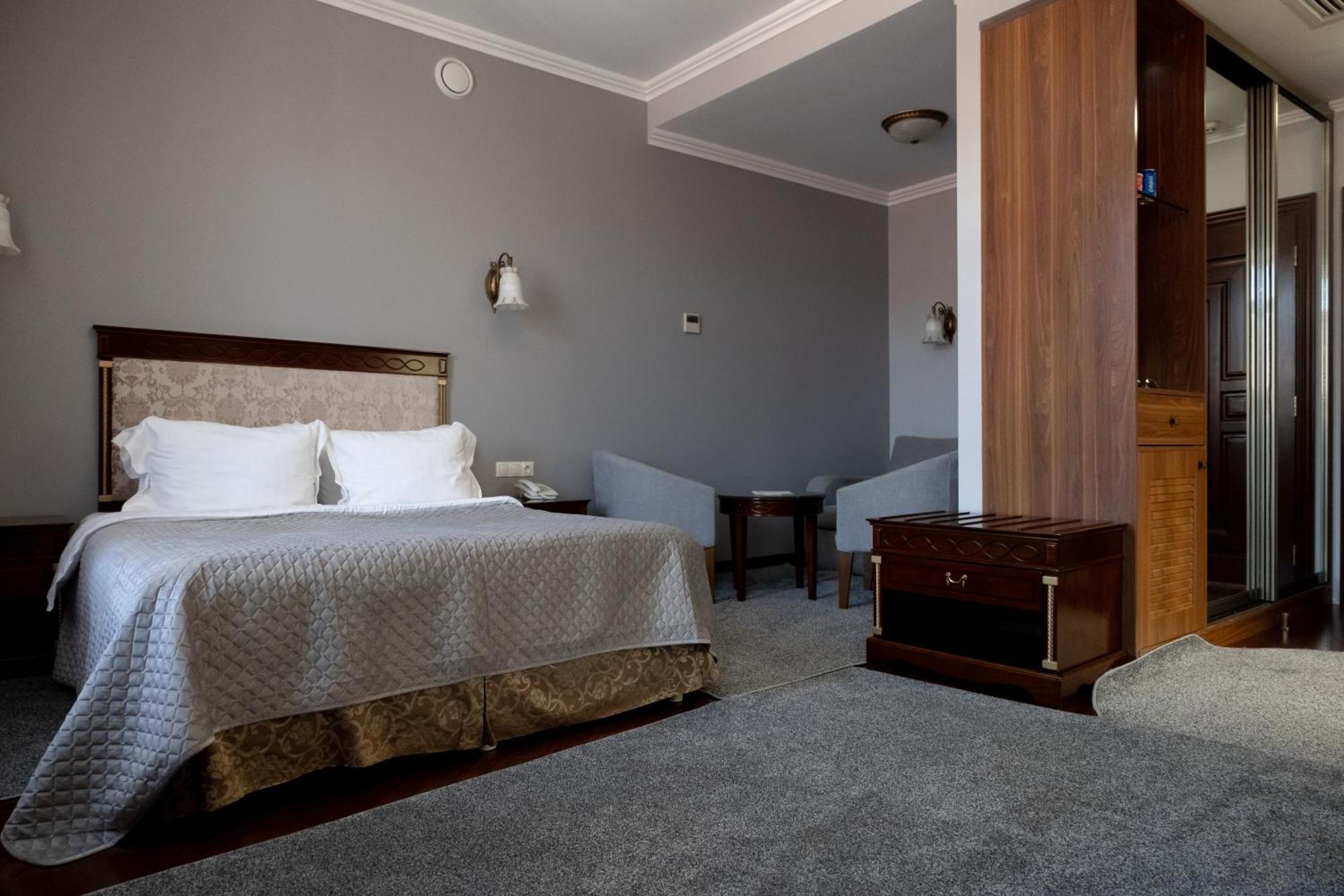 Allureinn Hotel And Spa 切尔诺夫策 外观 照片