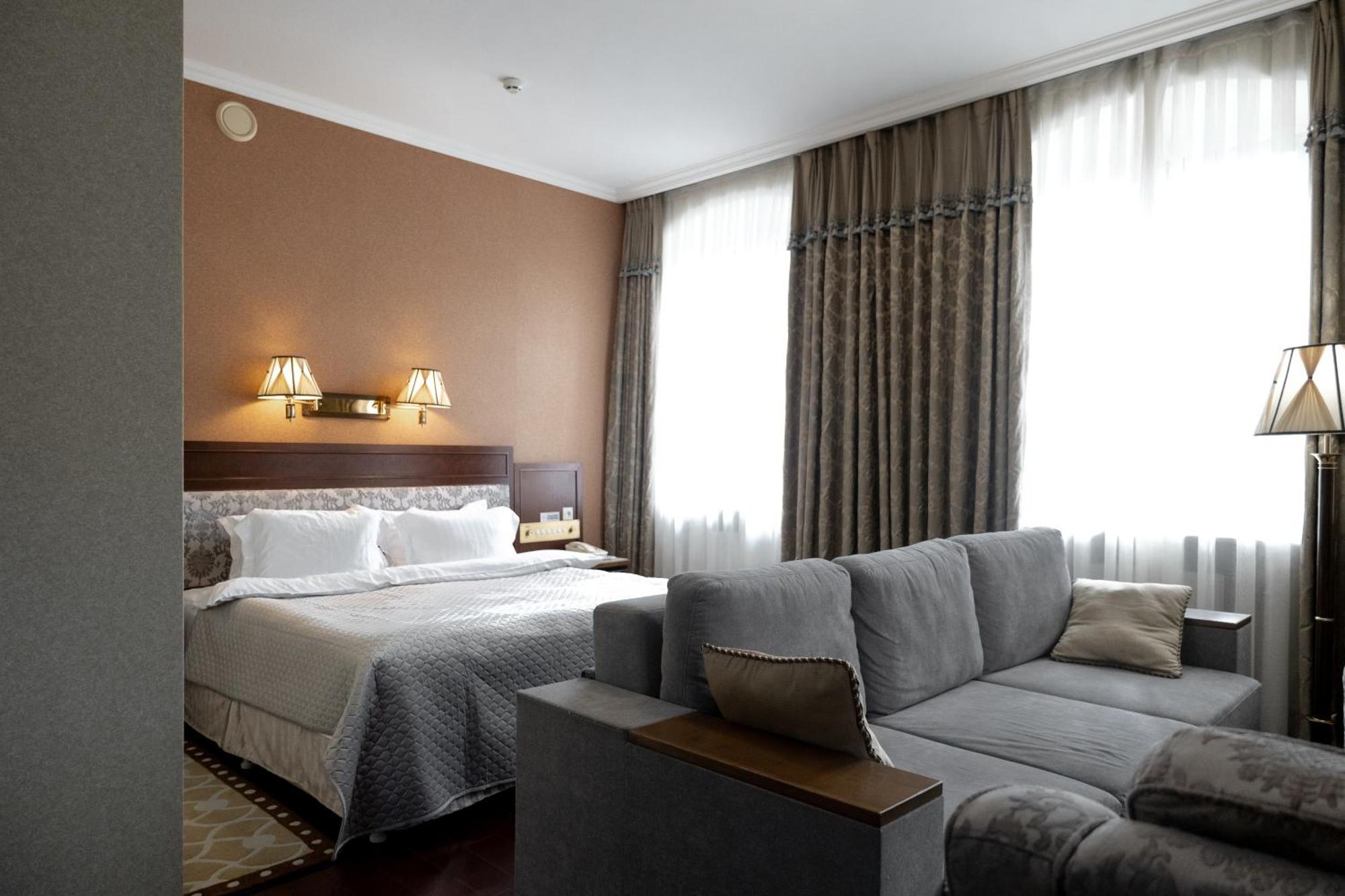 Allureinn Hotel And Spa 切尔诺夫策 外观 照片