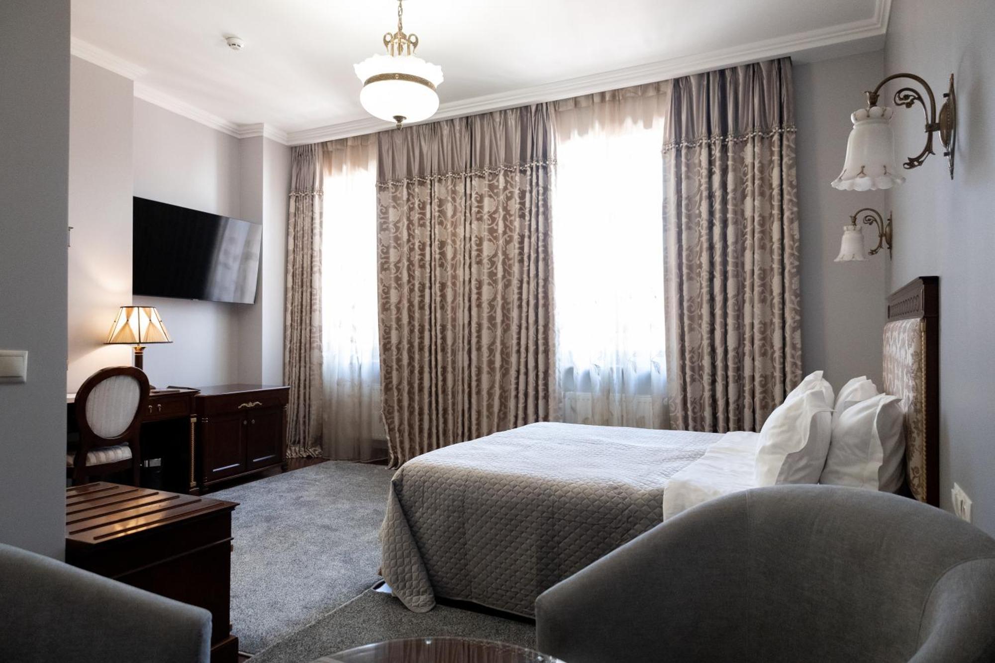 Allureinn Hotel And Spa 切尔诺夫策 外观 照片