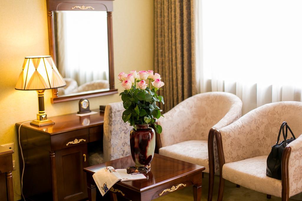 Allureinn Hotel And Spa 切尔诺夫策 外观 照片