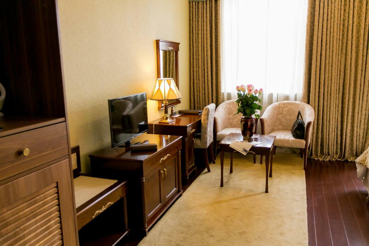 Allureinn Hotel And Spa 切尔诺夫策 外观 照片