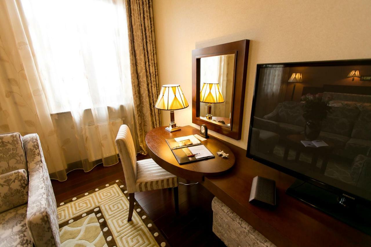 Allureinn Hotel And Spa 切尔诺夫策 外观 照片